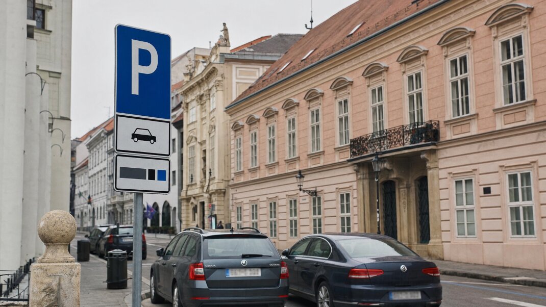 Parkovacie zóny v Starom Meste Bratislavy s autami na ulici