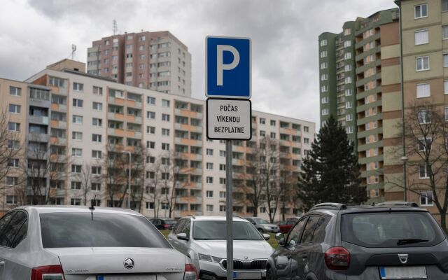Parkovacie miesta v Bratislave s označením bezplatného parkovania cez víkend