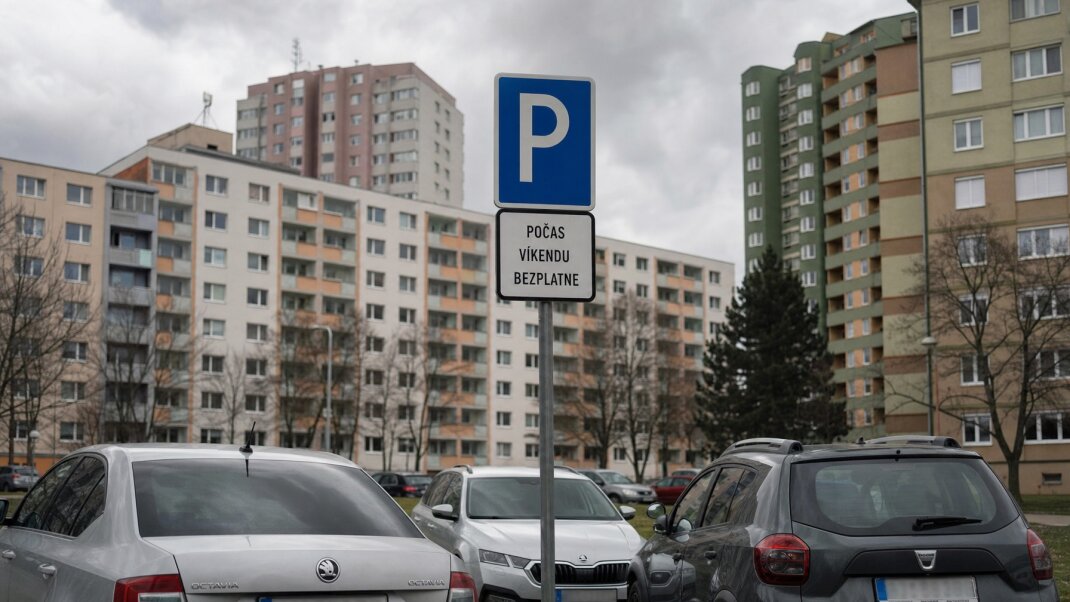 Parkovacie miesta v Bratislave s označením bezplatného parkovania cez víkend