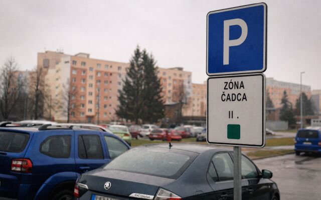 Parkovacie zóny a cenník v Čadci s autami zaparkovanými na ulici