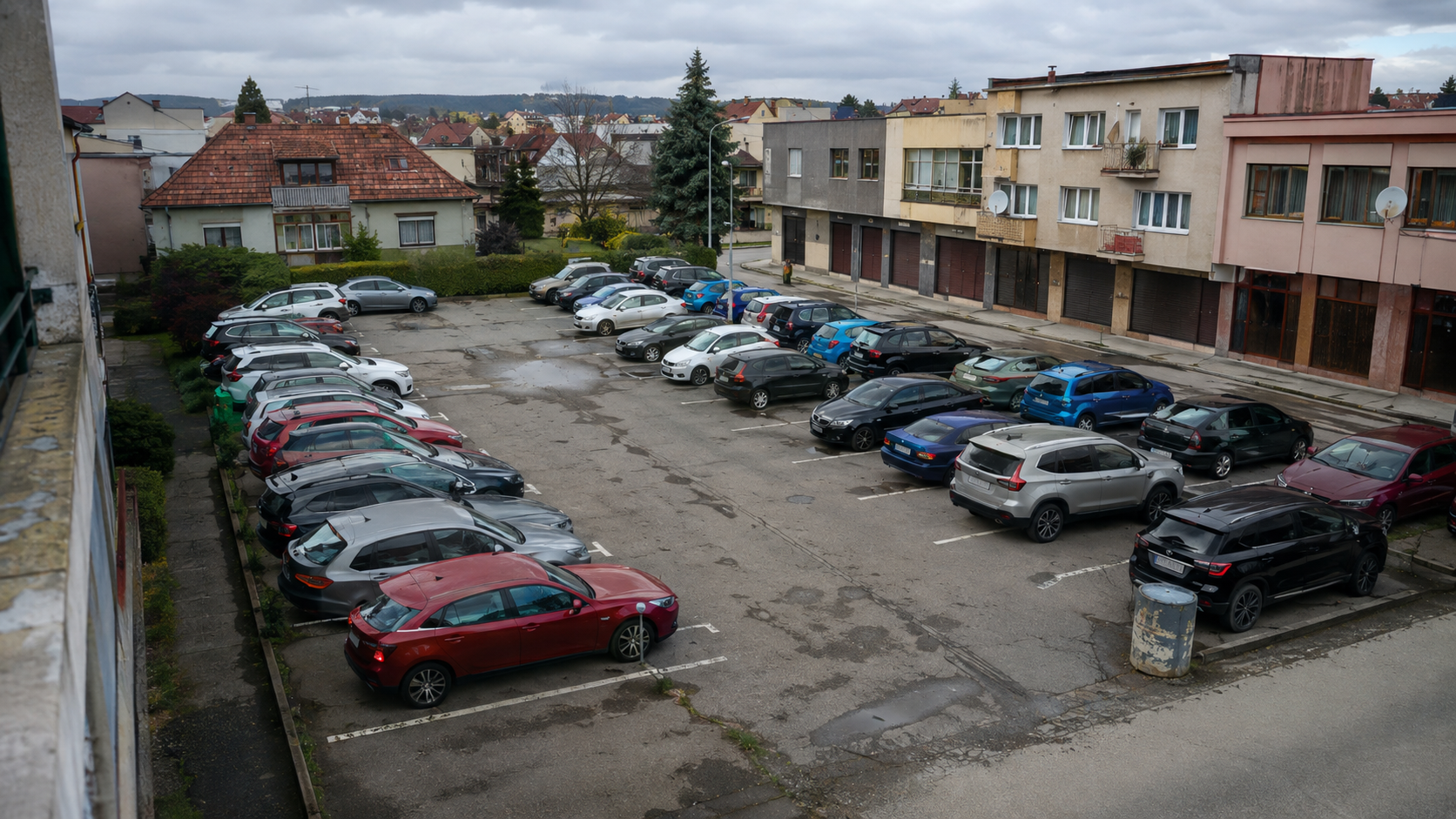 Čadca a parkovanie v meste, ktorým denne prechádzajú tisíce áut — širší kontext