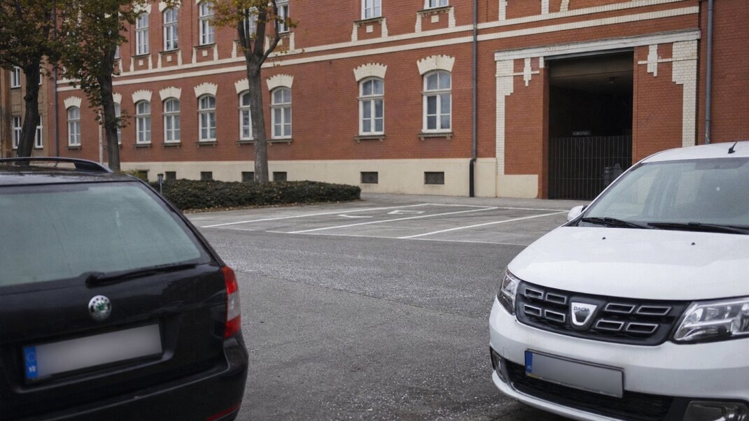 Dodávka zaparkovaná na parkovisku s obmedzeným priestorom v Bratislave