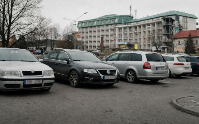 Parkovacie miesta v centre Dolného Kubína s výhľadom na miestne budovy.