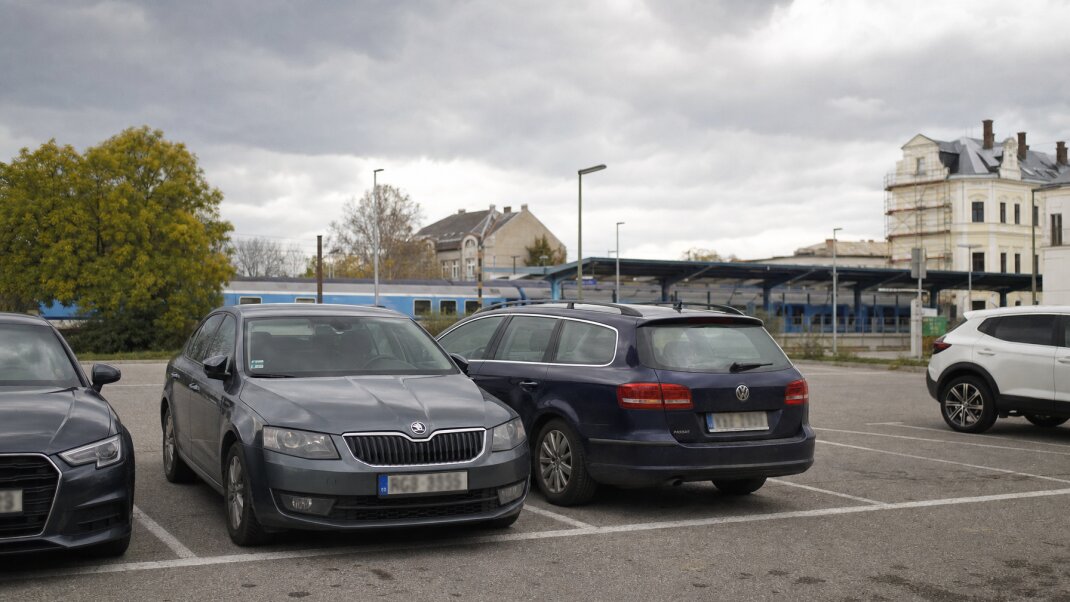 Parkovisko v Galante s autami pri železničnej stanici