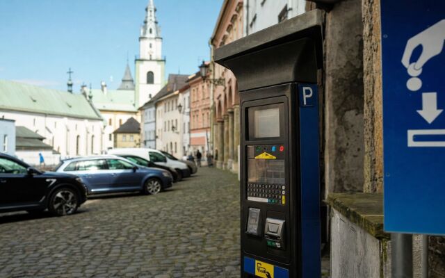 Regulované parkovisko v Kremnici s autami pred historickým jadrom