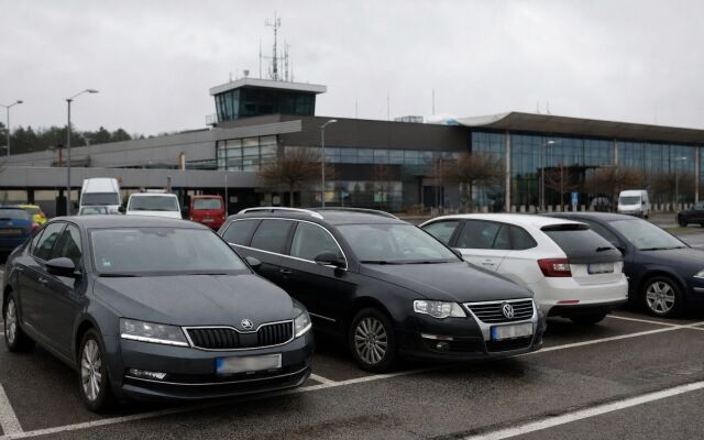 Parkovacie zóny P1, P2 a P3 pri letisku Košice s autami a informačnými tabuľami