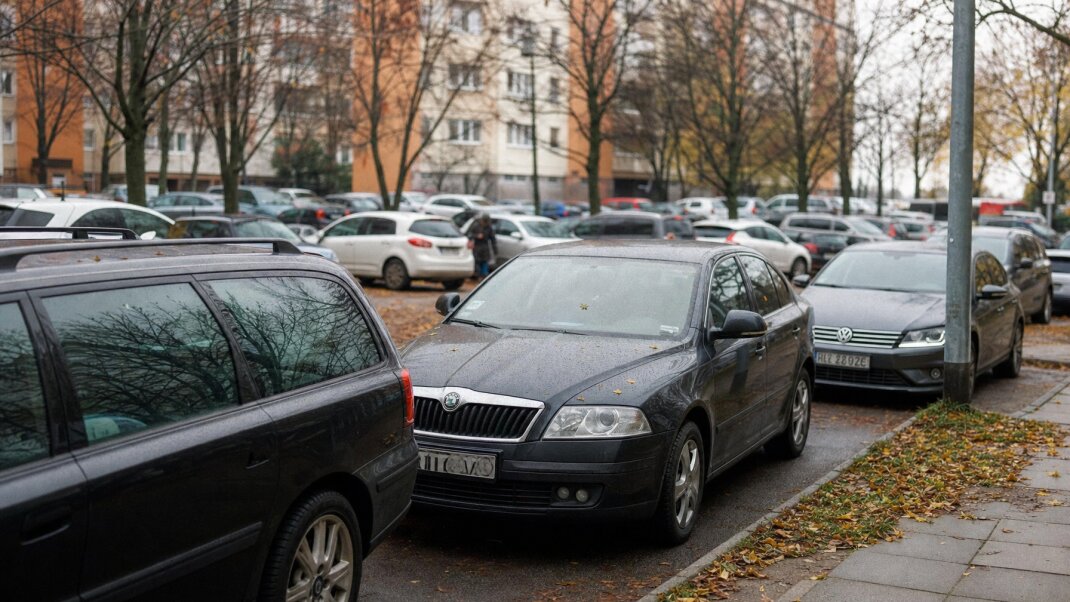 Preplnené parkovisko v Bratislave počas rušnej jarnej sezóny