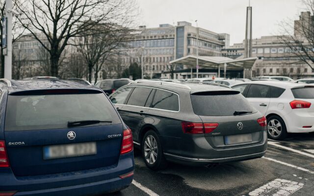Parkovacie miesta pred nemocnicou na Kramároch v Bratislave