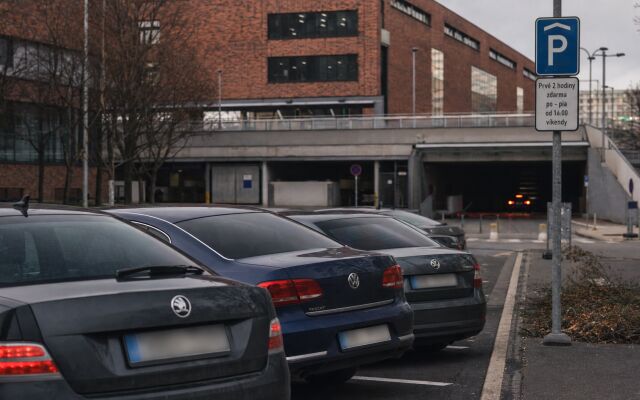 Parkovisko na Nivách s autami a parkovacími automatmi