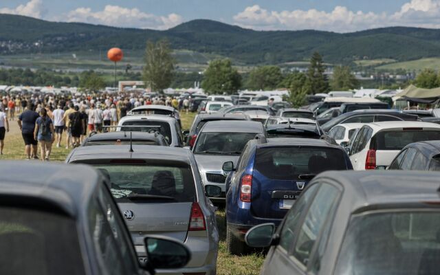 Parkovisko s automobilmi pred festivalom Pohoda v Trenčíne