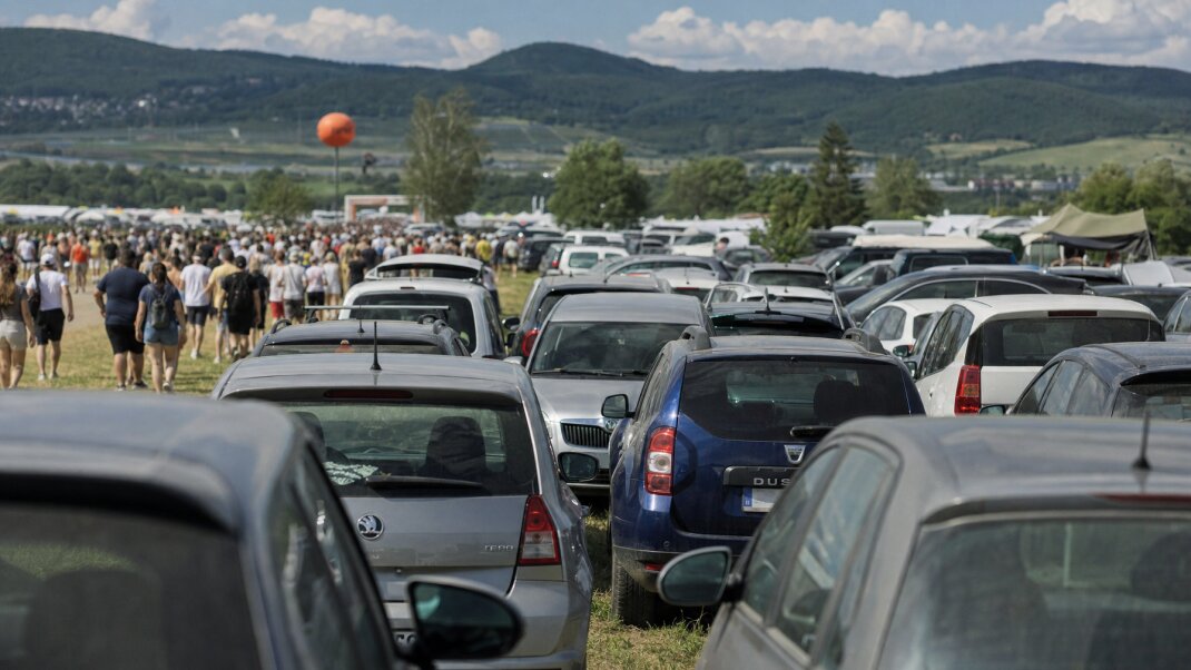 Parkovisko s automobilmi pred festivalom Pohoda v Trenčíne