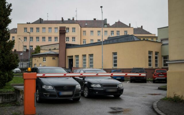 Parkovisko pred nemocnicou v Martine s autami a vstupom do areálu