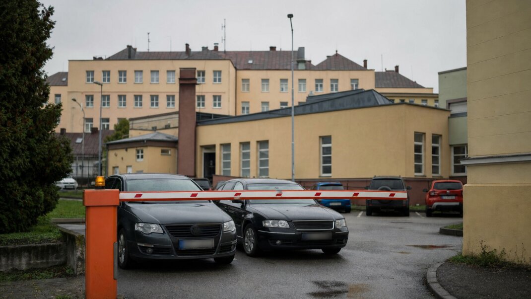 Parkovisko pred nemocnicou v Martine s autami a vstupom do areálu