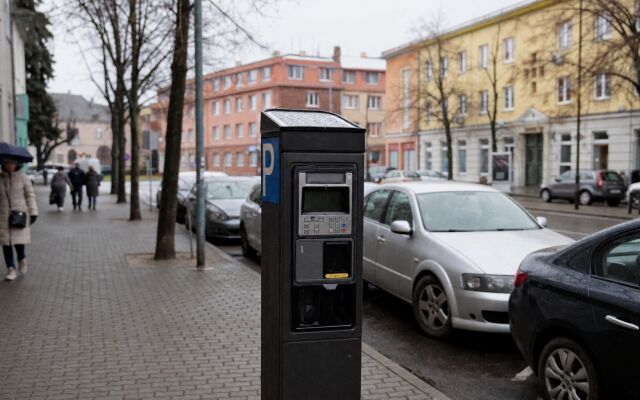 Parkovacie automaty a autá na ulici v Partizánskom počas pracovného dňa