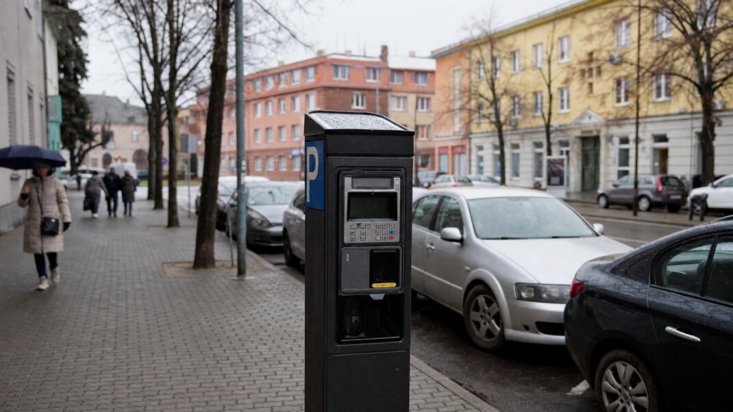 Parkovacie automaty a autá na ulici v Partizánskom počas pracovného dňa