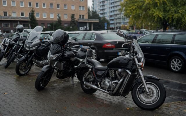 Motorka zaparkovaná na vyhradenom parkovisku v Bratislave