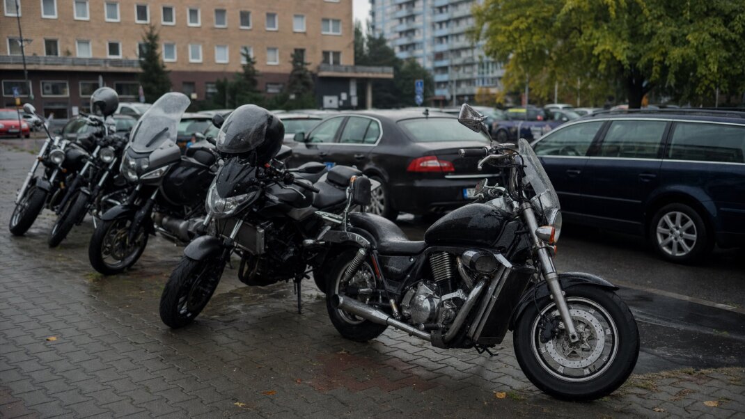 Motorka zaparkovaná na vyhradenom parkovisku v Bratislave