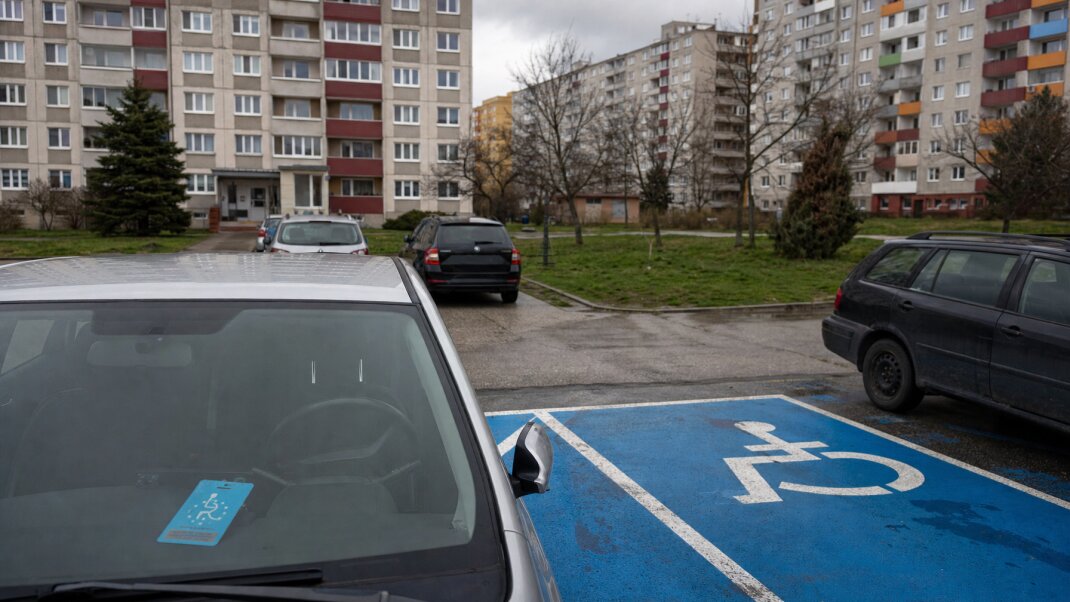 Vyhradené parkovacie miesto pre ZŤP v Bratislave s modrým preukazom