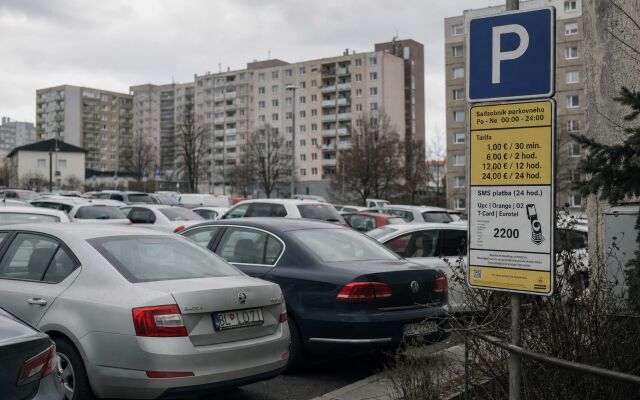 Parkovisko pri Hlavnej stanici v Bratislave s autami a označením zadarmo na 5 minút
