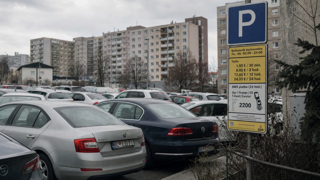 Parkovisko pri Hlavnej stanici v Bratislave s autami a označením zadarmo na 5 minút