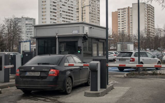 Parkovisko pri nemocnici Ružinov s elektronickým rampovým systémom v Bratislave