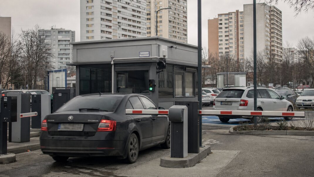 Parkovisko pri nemocnici Ružinov s elektronickým rampovým systémom v Bratislave