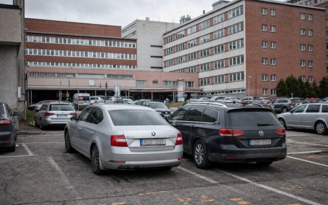 Parkovisko pred Rooseveltovou nemocnicou v Banskej Bystrici s autami a pacientmi