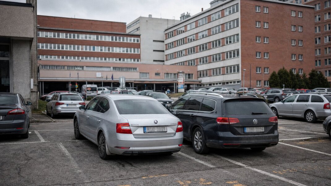 Parkovisko pred Rooseveltovou nemocnicou v Banskej Bystrici s autami a pacientmi