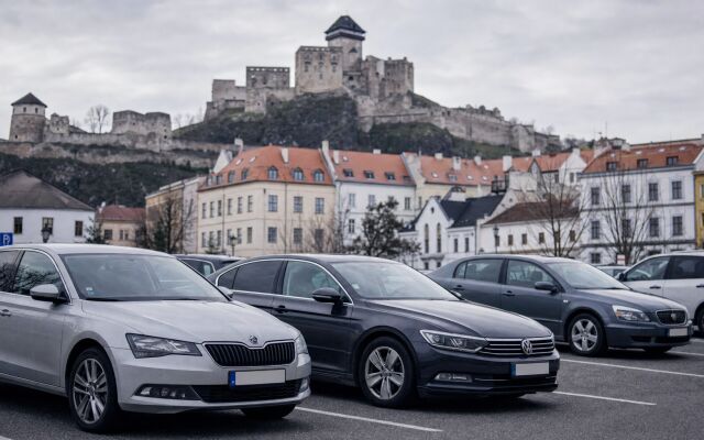 Parkovisko pri Trenčianskom hrade s výhľadom na mesto a hrad