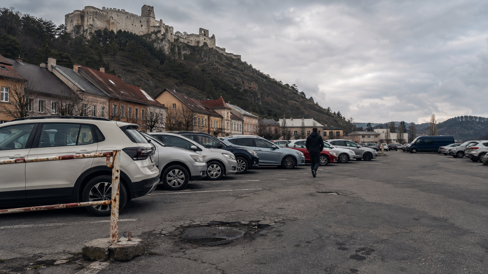Parkovanie pod Trenčianskym hradom počas bežného dňa a festivalu — širší kontext