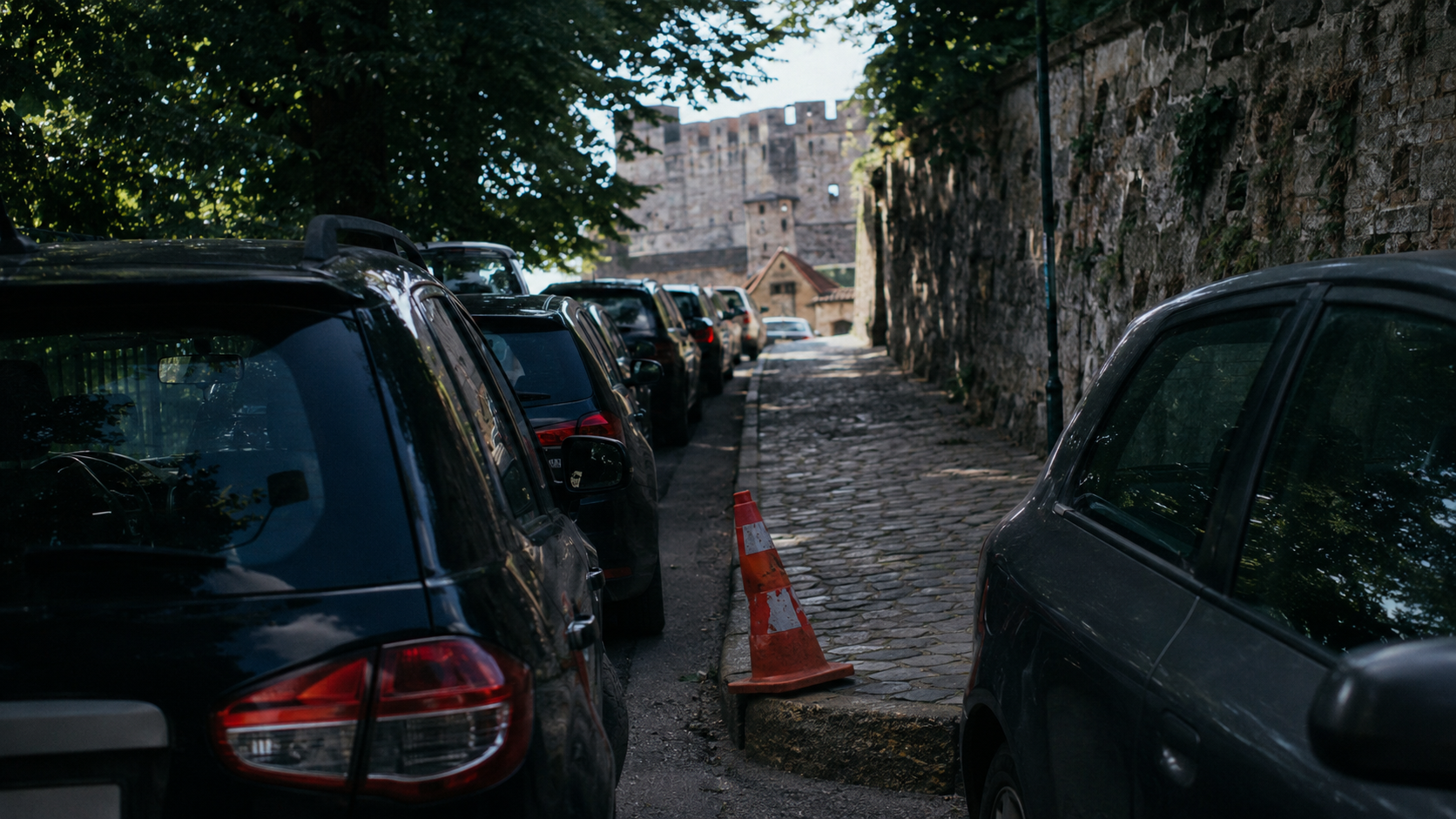 Parkovanie pod Trenčianskym hradom počas bežného dňa a festivalu — detail
