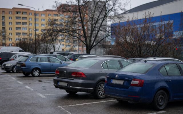 Parkovisko pred Zimným štadiónom v Bratislave s autami a návštevníkmi