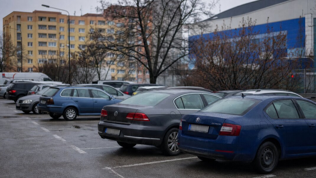 Parkovisko pred Zimným štadiónom v Bratislave s autami a návštevníkmi
