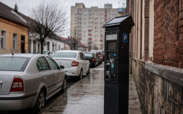 Parkovacie automaty na ulici v centre Rožňavy