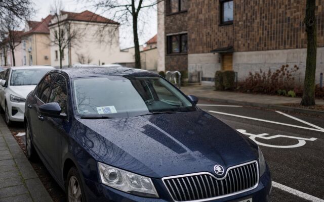 Auto s preukazom ŤZP zaparkované na vyhradenom mieste v Bratislave