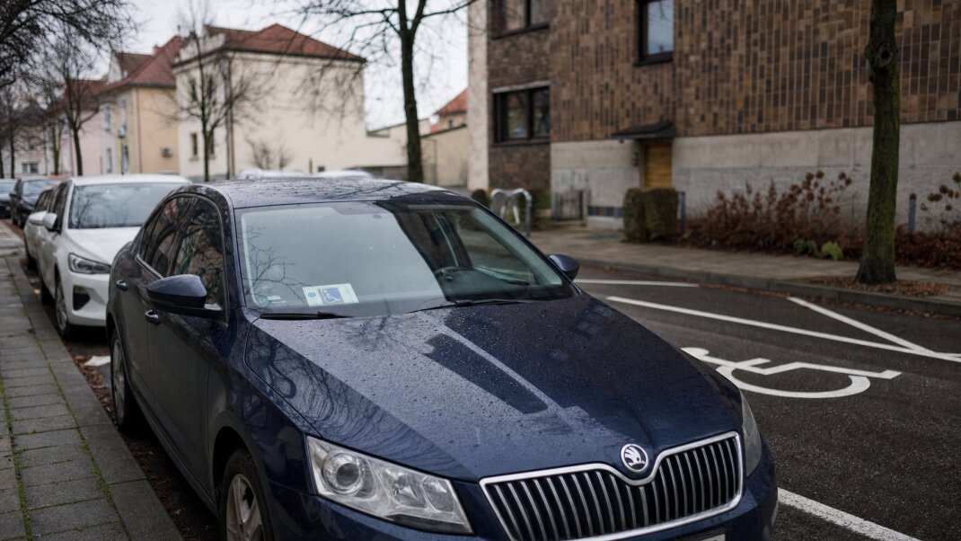 Auto s preukazom ŤZP zaparkované na vyhradenom mieste v Bratislave