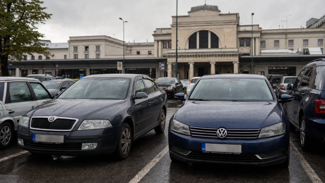 Parkovisko pred železničnou stanicou v Košiciach s autami a cestujúcimi