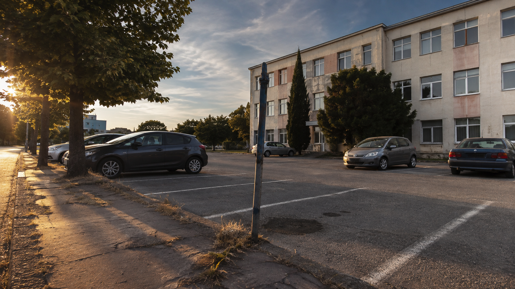 Trebišov a parkovanie pri úradoch, nemocnici a stanici