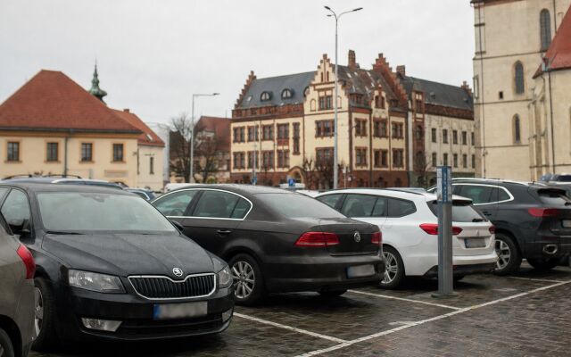 Parkovacie miesta pri historickom centre Bardejova s viditeľnými značkami a autami