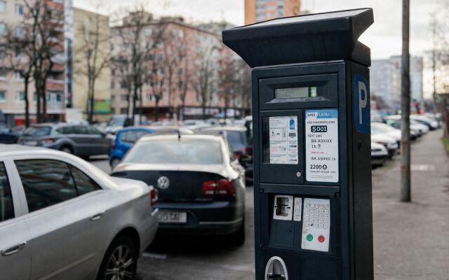 Parkovanie v Bratislave cez SMS s vozidlom na ulici a parkovacími značkami