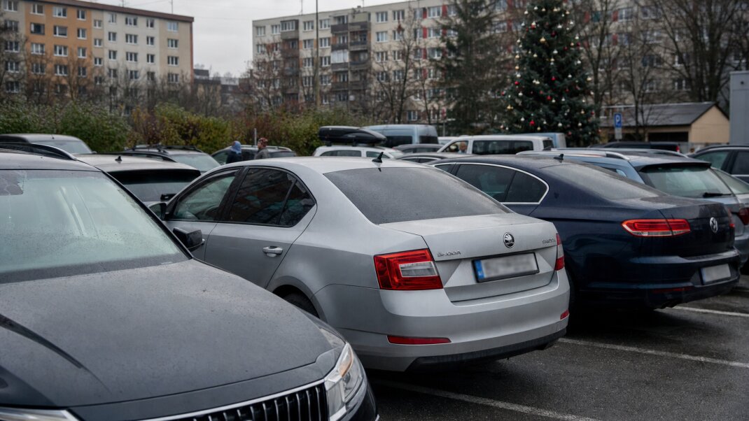 Parkovisko v Bratislave s vianočnou výzdobou a autami zaparkovanými na ulici
