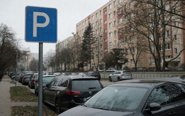 Parkovacie miesta v Petržalke s regulovaným parkovaním a bielymi boxami