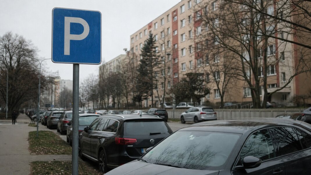 Parkovacie miesta v Petržalke s regulovaným parkovaním a bielymi boxami