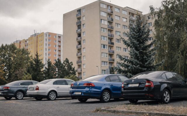 Bezplatné parkovisko v Bratislave s autami a mestským pozadím