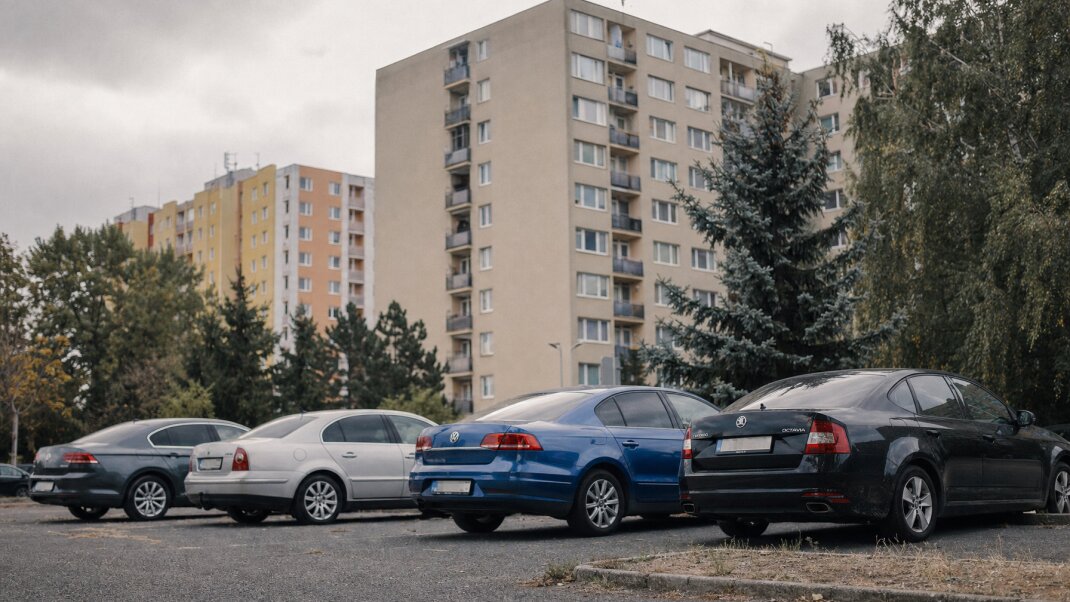 Bezplatné parkovisko v Bratislave s autami a mestským pozadím