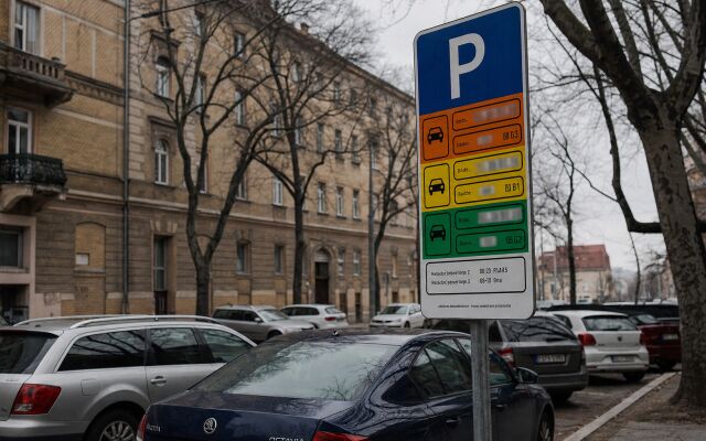 Parkovisko v Bratislave s autami a označením parkovacích zón