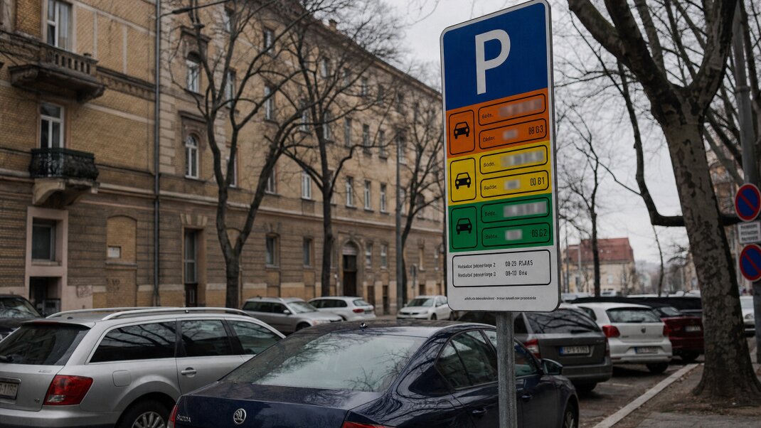 Parkovisko v Bratislave s autami a označením parkovacích zón