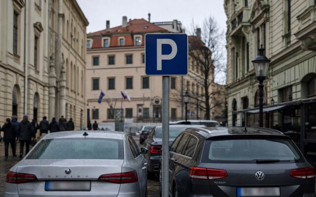 Parkovacie miesta v centre Bratislavy s výhľadom na historické budovy