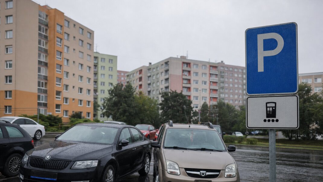 Parkovisko v Humennom s autami a informačným tabuľom o pravidlách parkovania