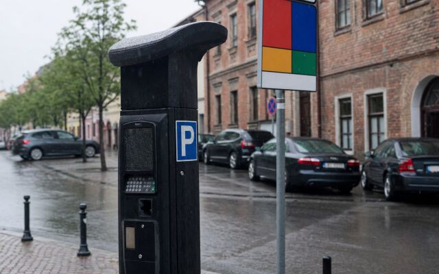 Parkovacie miesta v Kežmarku s označením farebných zón a turistami v okolí